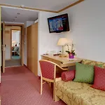 Metropol & מלון 4*