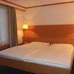 מלון Metropol & 4*